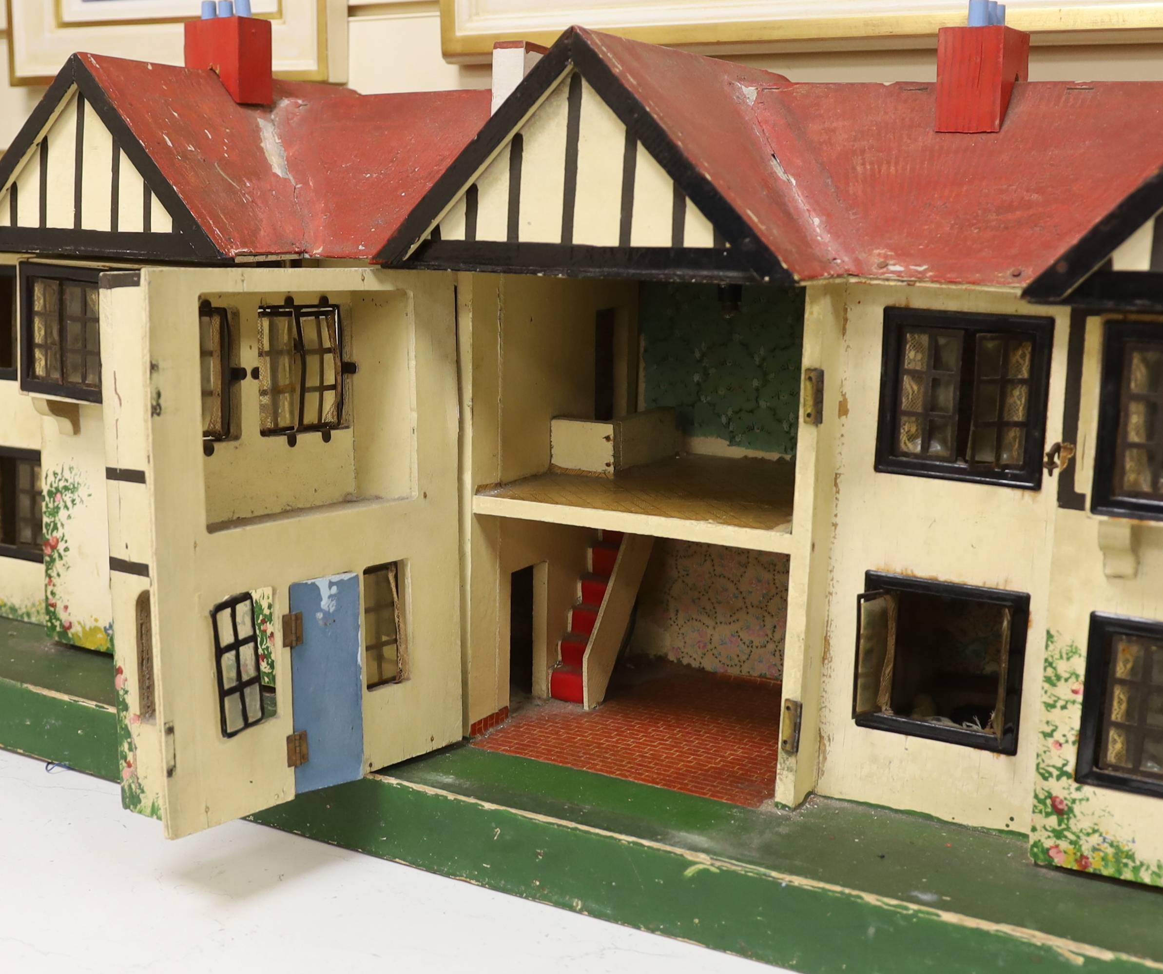 A Triang doll's house, 114cm wide